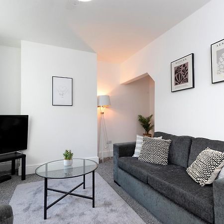 Quiet And Comfy House With 2 Bedrooms And 2 Bathrooms Super Fast Wifi And Crisp Hotel Standard White Linen Hosted By Our Home Short Stays Darlington  Bagian luar foto
