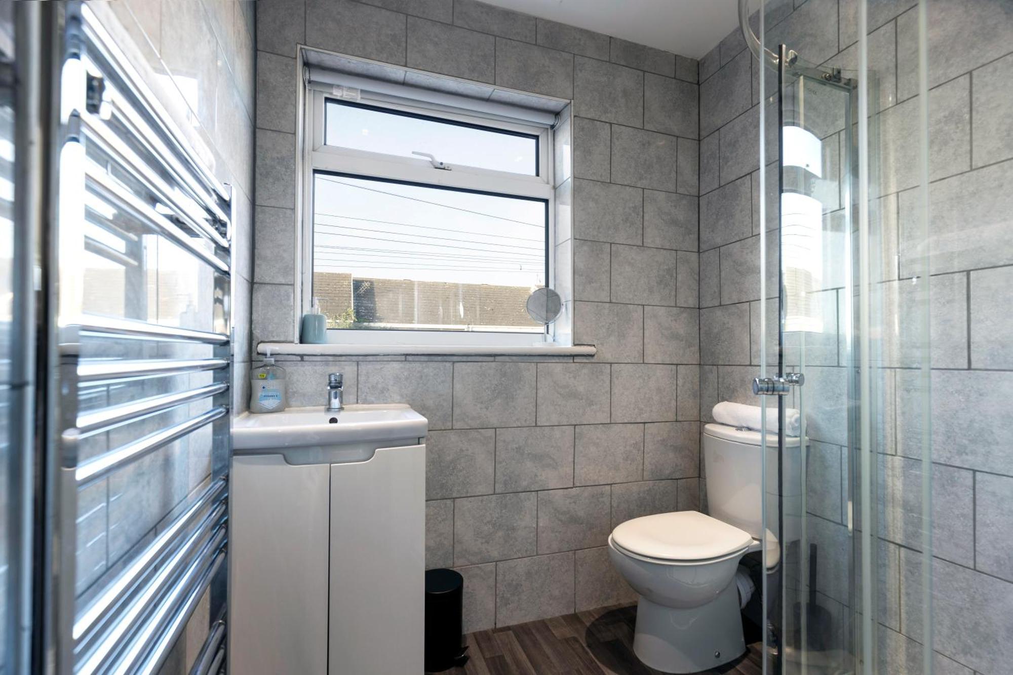 Quiet And Comfy House With 2 Bedrooms And 2 Bathrooms Super Fast Wifi And Crisp Hotel Standard White Linen Hosted By Our Home Short Stays Darlington  Bagian luar foto