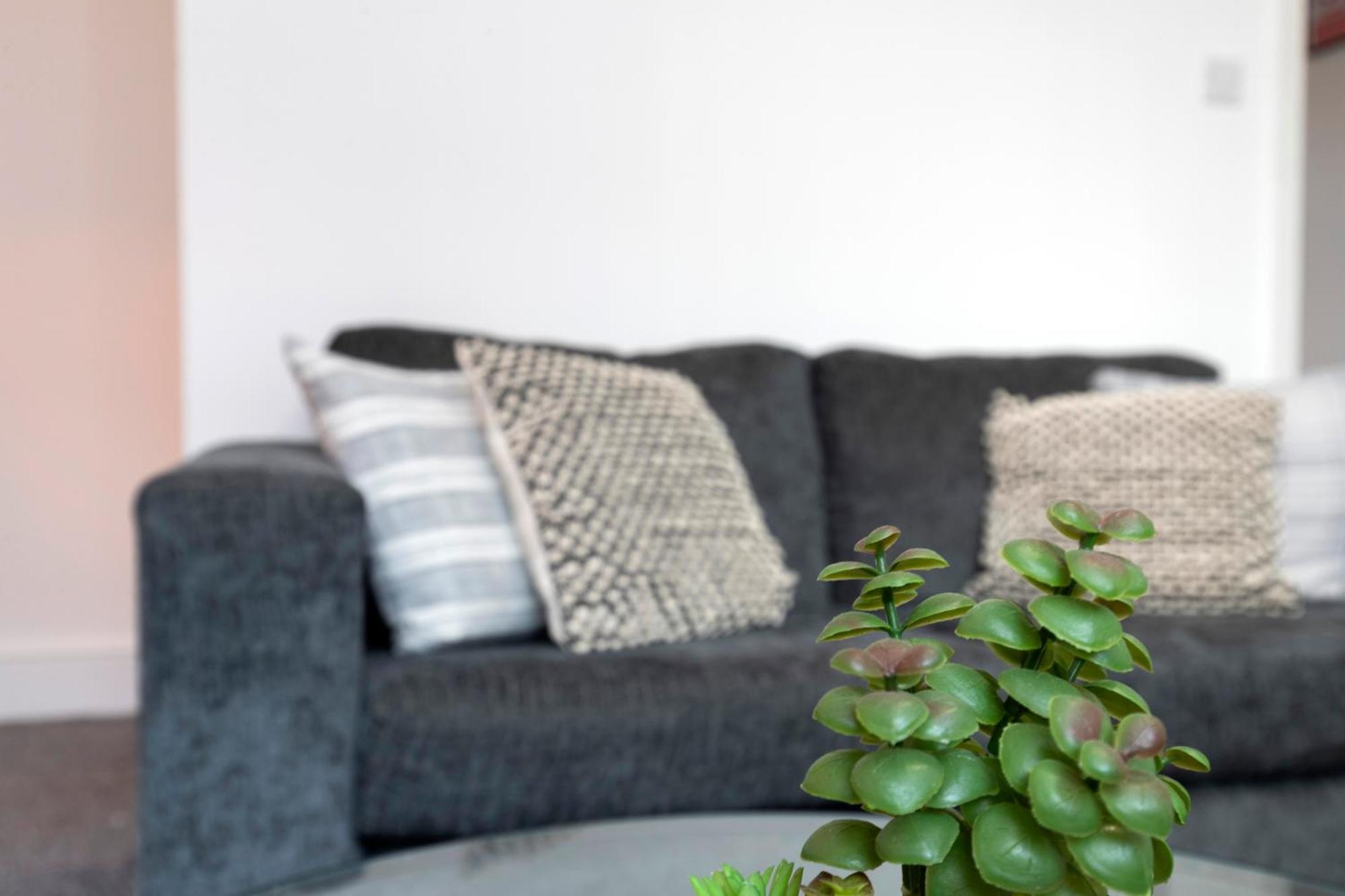 Quiet And Comfy House With 2 Bedrooms And 2 Bathrooms Super Fast Wifi And Crisp Hotel Standard White Linen Hosted By Our Home Short Stays Darlington  Bagian luar foto