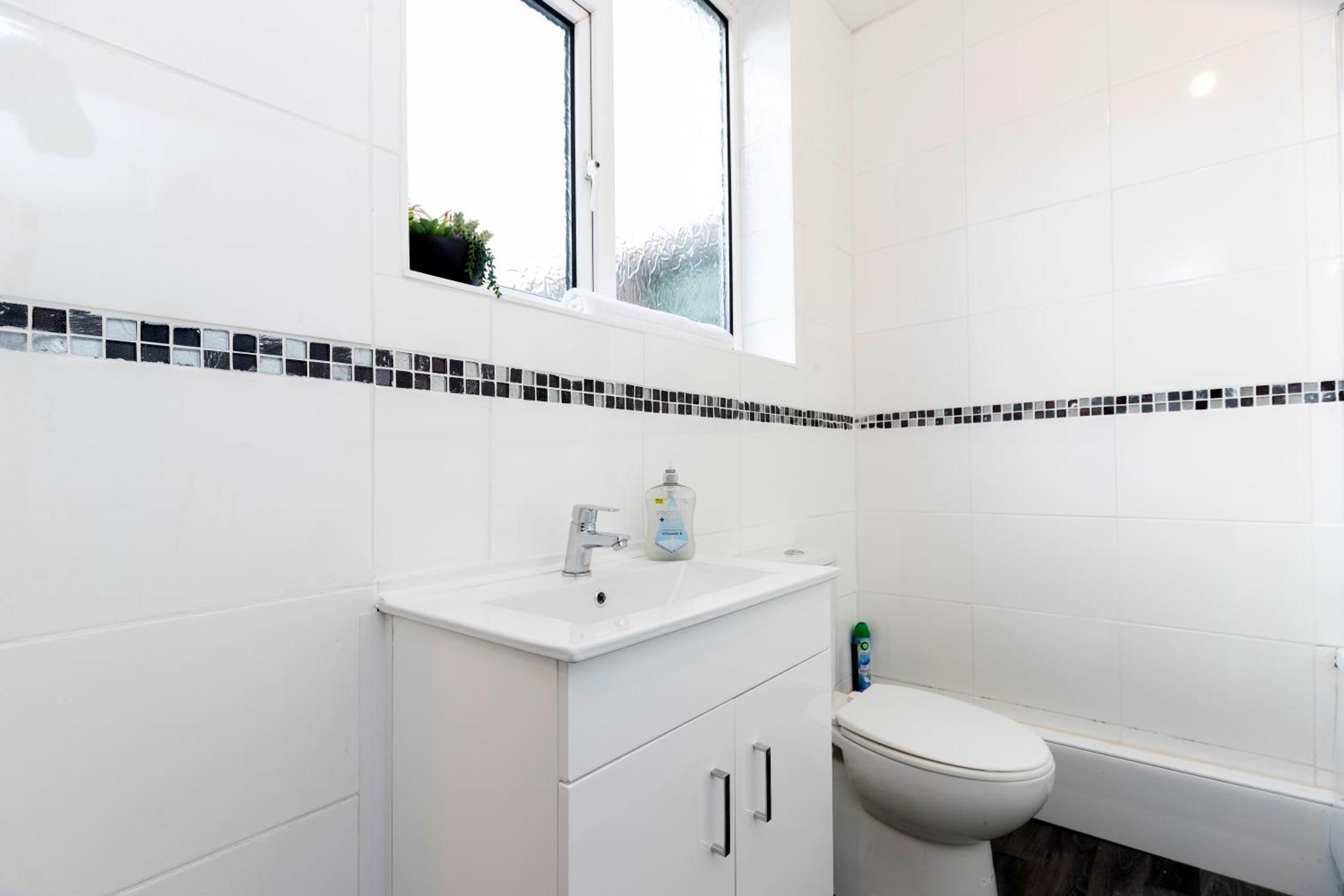 Quiet And Comfy House With 2 Bedrooms And 2 Bathrooms Super Fast Wifi And Crisp Hotel Standard White Linen Hosted By Our Home Short Stays Darlington  Bagian luar foto